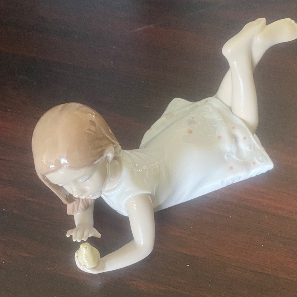 Lladro. “Sweet chicks”.  Charming Porcelain Girl Figurine in Cream and Tan.